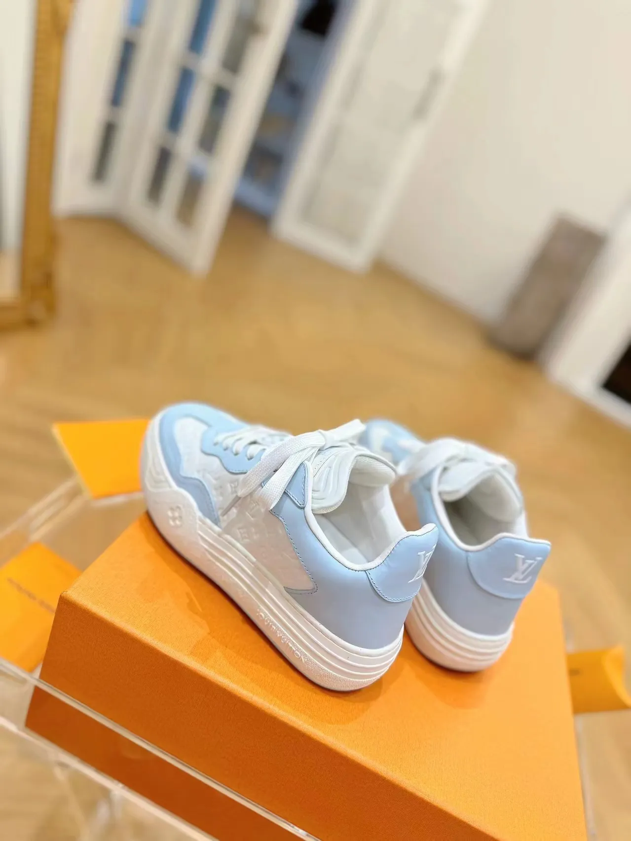 👟👟Ex-factory price 620👟👟Men's size +10 Same style for men and women🔥🔥𝐋𝐕 𝐃𝐢𝐬𝐜𝐨𝐯𝐞𝐫𝐲 2024 new sports shoes thick sole casual ❗️❗️ original purchase development and production LV Discovery lace-up shoes were unveiled at Louis Vuitton's fourth show. They are made of technical mesh fabric and metallic synthetic materials to create a streamlined design. Brand elements embellish the upper and lightweight rubber outsole, with technical shoelaces. Fabric: Original imported cowhide + technology mesh Inner lining: Original customized breathable mesh Sole: Original molded ultra-light rubber foam material Bottom thickness: 5.5CM Size: Women's 35-41 (41 customized), Men's 39-46, (45-46 customized)